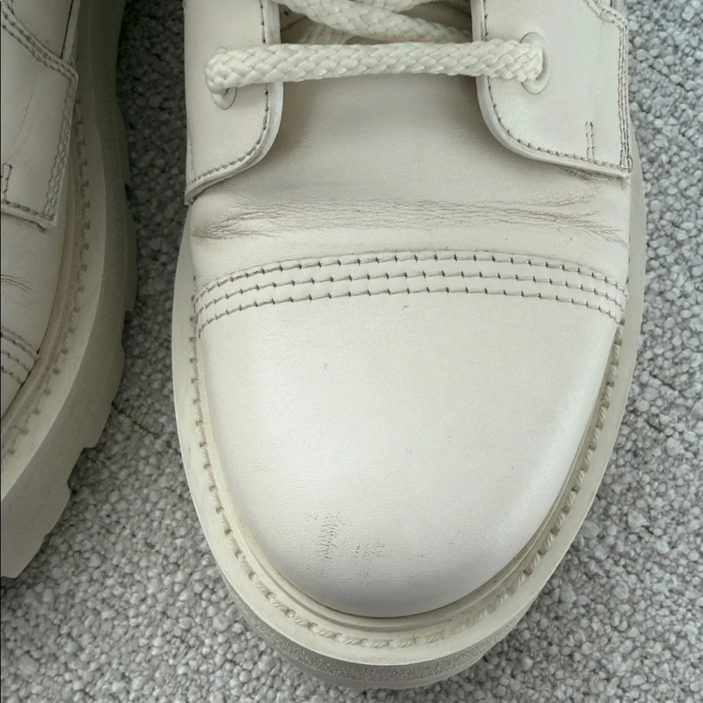 Dior D-Unit Ankle Boot
White Quilted Cannage Calfskin size 37 - Picture 8 of 9